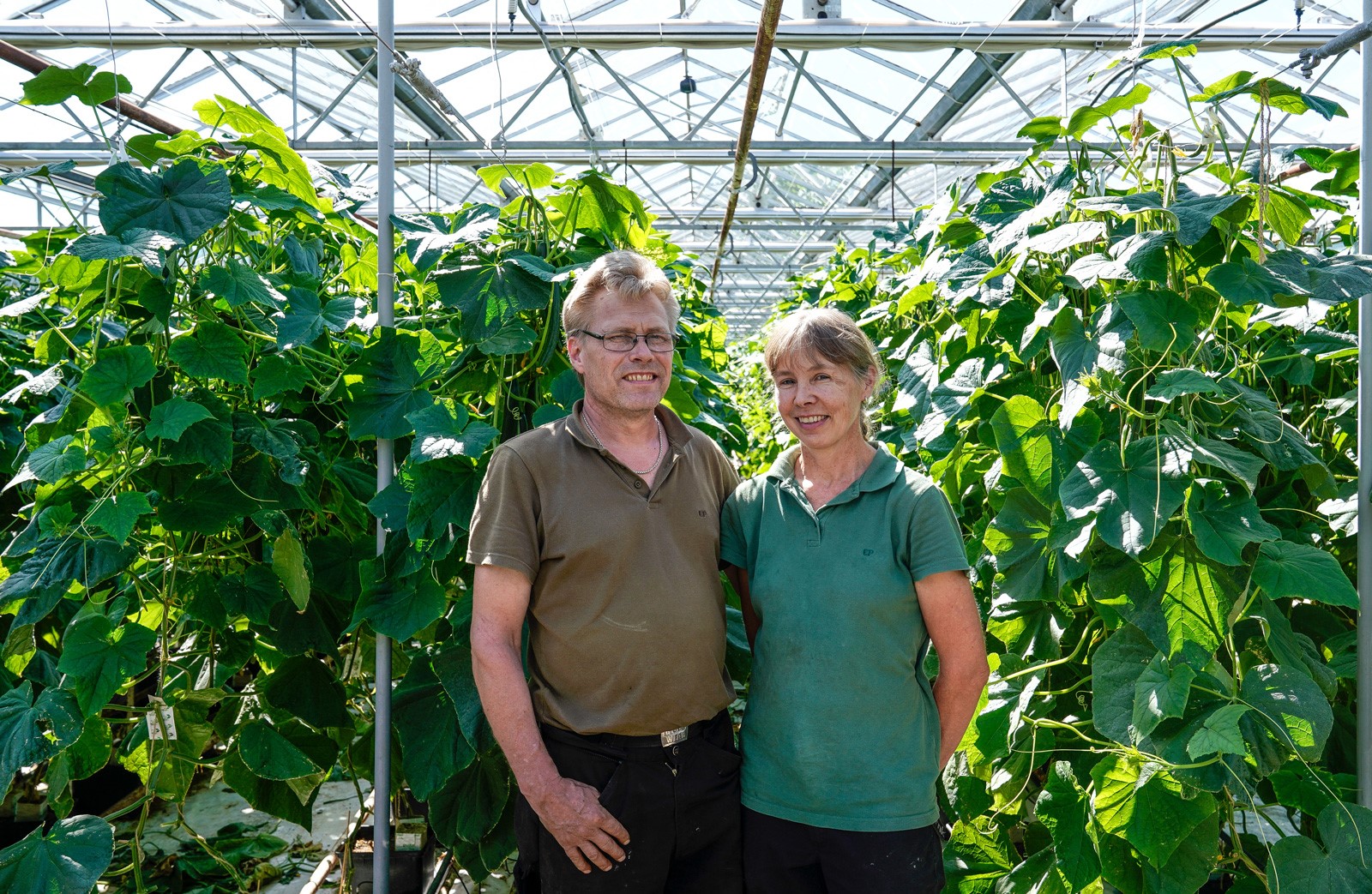 Linnekulla drivs av Marie och Anders som här står tillsammans i sitt tomatväxthus